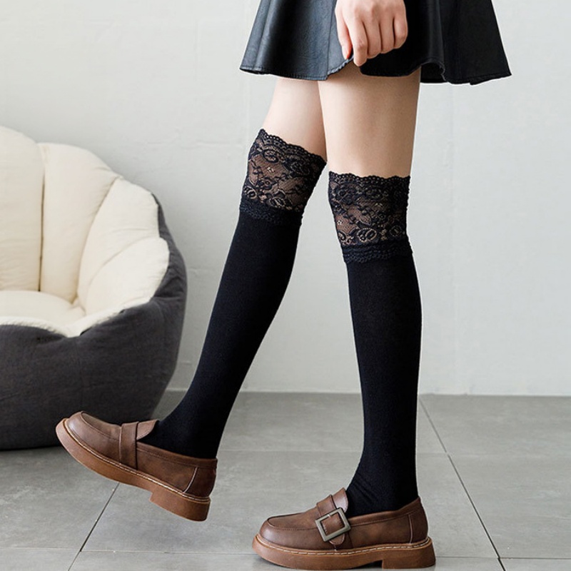 Boot Sock Slouchy - جوارب نسائية بيضاء مزينة بالدانتيل والكشكشة